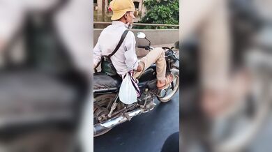 Motorkář bez rukou