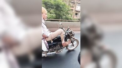 Motorkář bez rukou