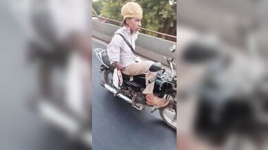 Motorkář bez rukou