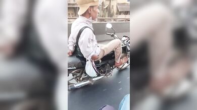 Motorkář bez rukou