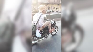 Motorkář bez rukou