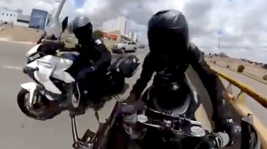 Policista na motorce chytající motorkáře porušující dopravní předpisy