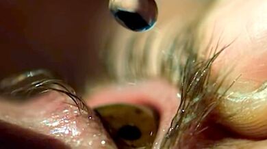 Kapka dopadající do oka ve zpomaleném záběru při 28 500 snímcích za sekundu