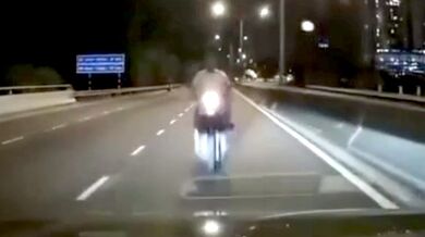 Motorkář vjel do protisměru a střetl se s autem