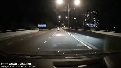 Motorkář vjel do protisměru a střetl se s autem