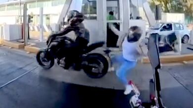 Motorkář chtěl ušetřit na mýtném, jeho spolujezdec skončil na silnici