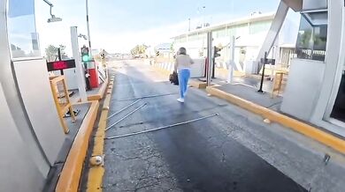 Motorkář chtěl ušetřit na mýtném, jeho spolujezdec skončil na silnici