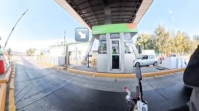 Motorkář chtěl ušetřit na mýtném, jeho spolujezdec skončil na silnici