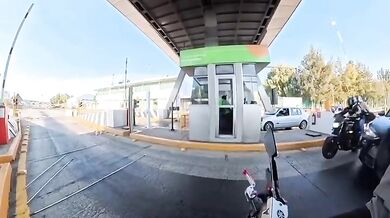 Motorkář chtěl ušetřit na mýtném, jeho spolujezdec skončil na silnici