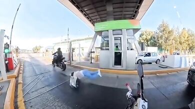 Motorkář chtěl ušetřit na mýtném, jeho spolujezdec skončil na silnici