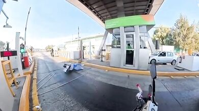 Motorkář chtěl ušetřit na mýtném, jeho spolujezdec skončil na silnici