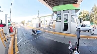 Motorkář chtěl ušetřit na mýtném, jeho spolujezdec skončil na silnici