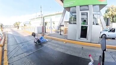 Motorkář chtěl ušetřit na mýtném, jeho spolujezdec skončil na silnici