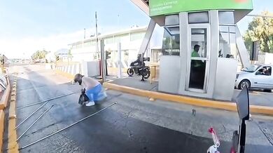 Motorkář chtěl ušetřit na mýtném, jeho spolujezdec skončil na silnici