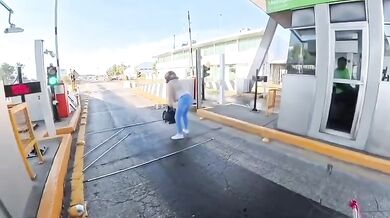 Motorkář chtěl ušetřit na mýtném, jeho spolujezdec skončil na silnici