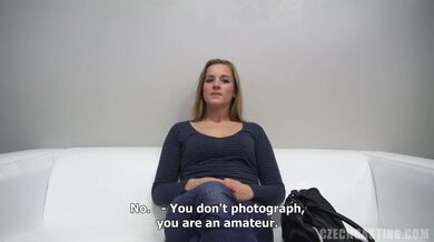 20 letá amatérka Anna se ráda předvádí