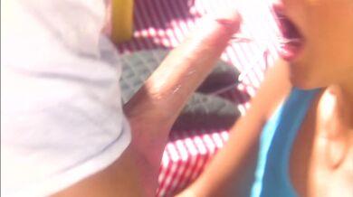 Sexy kuřátko ve trojce na BBQ párty