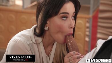 Aria Lee se stará o jeho tvrdou výbavu