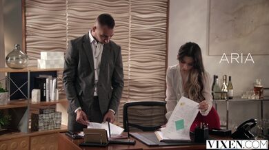 Aria Lee se stará o jeho tvrdou výbavu