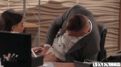 Aria Lee se stará o jeho tvrdou výbavu