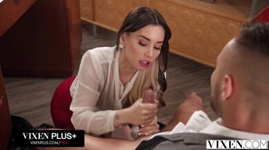 Aria Lee se stará o jeho tvrdou výbavu