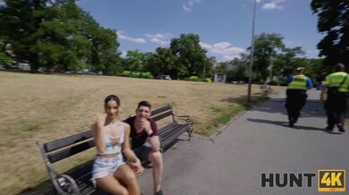 Kama Oxi šuká a její přítel se dívá