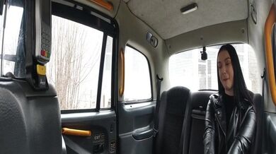 Prsatá Lady Gang šuká taxikáře