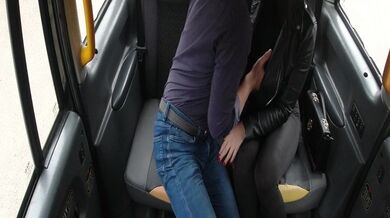 Prsatá Lady Gang šuká taxikáře