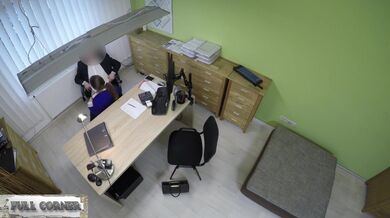 Mischel Lee šuká v kanceláři svého bankéře