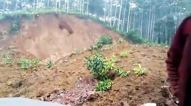 Motocyklistu málem pohřbil sesuv půdy