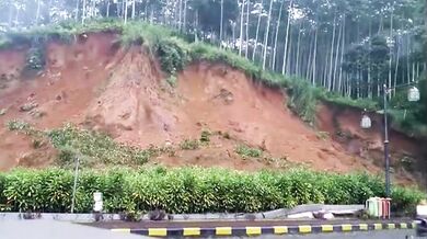 Motocyklistu málem pohřbil sesuv půdy