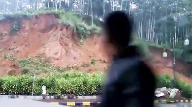 Motocyklistu málem pohřbil sesuv půdy