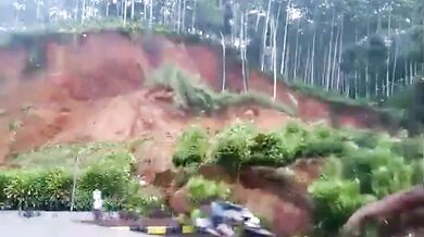 Motocyklistu málem pohřbil sesuv půdy