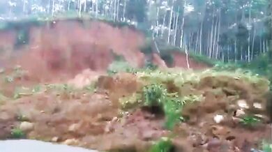 Motocyklistu málem pohřbil sesuv půdy