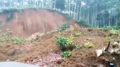 Motocyklistu málem pohřbil sesuv půdy