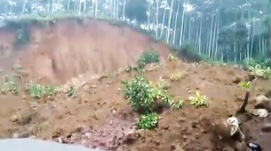 Motocyklistu málem pohřbil sesuv půdy