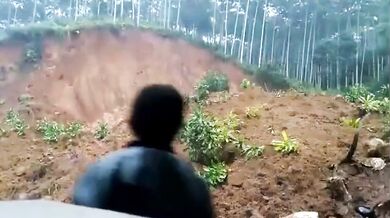 Motocyklistu málem pohřbil sesuv půdy