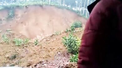 Motocyklistu málem pohřbil sesuv půdy