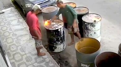 Výbuch sudu s hořlavinou - Prostě to musel zkusit...