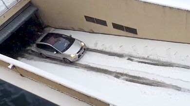 Pokus o vyjetí z garáže na letních gumách