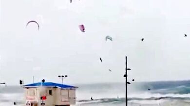 Smrtelná nehoda kitesurfaře během bouře v Izraeli