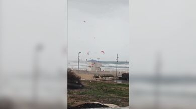 Smrtelná nehoda kitesurfaře během bouře v Izraeli