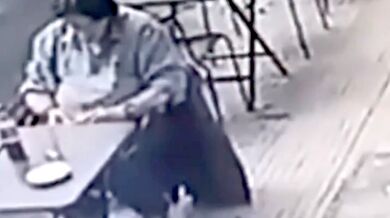 Skleněná výplň z balkonu zranila muže v kavárně v Buenos Aires