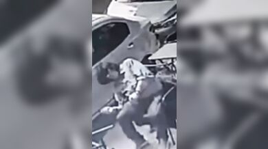 Skleněná výplň z balkonu zranila muže v kavárně v Buenos Aires