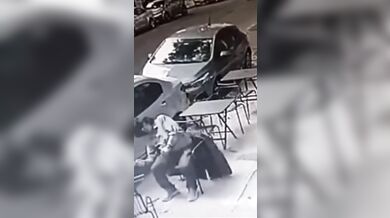 Skleněná výplň z balkonu zranila muže v kavárně v Buenos Aires