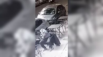 Skleněná výplň z balkonu zranila muže v kavárně v Buenos Aires