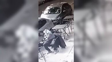 Skleněná výplň z balkonu zranila muže v kavárně v Buenos Aires