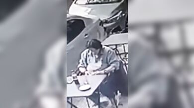 Skleněná výplň z balkonu zranila muže v kavárně v Buenos Aires