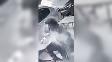 Skleněná výplň z balkonu zranila muže v kavárně v Buenos Aires