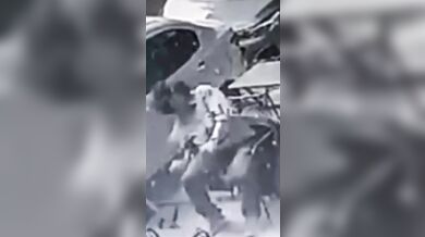 Skleněná výplň z balkonu zranila muže v kavárně v Buenos Aires